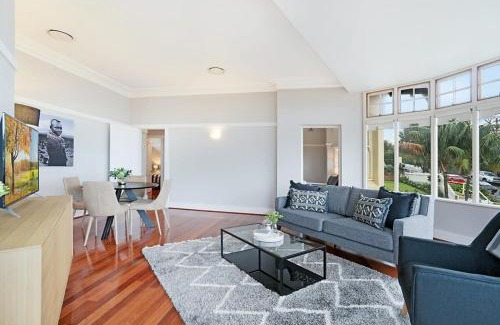 Cremorne Apartment | Beautiful Harbour View Apartment in Historic Home