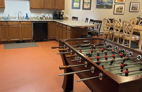Minot Apartment | Elegant Downtown Minot 3bd Apartment with Spa & Kitchen