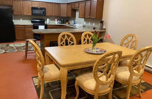 Minot Apartment | Elegant Downtown Minot 3bd Apartment with Spa & Kitchen
