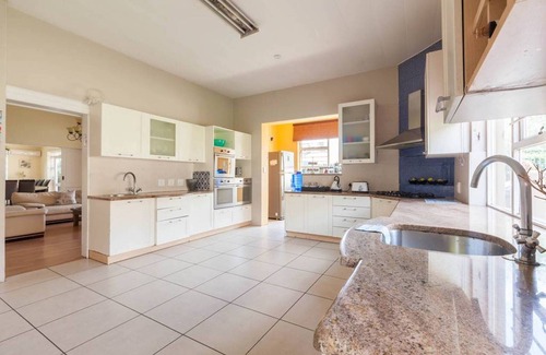 Greater Johannesburg Metropolitan Area House | Spacious House with Cottage & Pool, Rated 8/10 by Guests