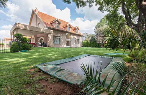 Greater Johannesburg Metropolitan Area House | Spacious House with Cottage & Pool, Rated 8/10 by Guests
