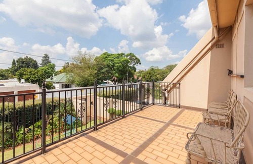 Greater Johannesburg Metropolitan Area House | Spacious House with Cottage & Pool, Rated 8/10 by Guests