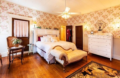 Gainesville Bed & Breakfast | King Suite with Fireplace, Hot Tub & Pool Access Awaits