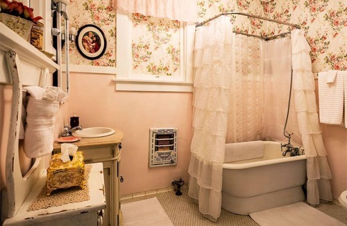 Gainesville Bed & Breakfast | King Suite with Fireplace, Hot Tub & Pool Access Awaits
