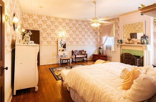 Gainesville Bed & Breakfast | King Suite with Fireplace, Hot Tub & Pool Access Awaits