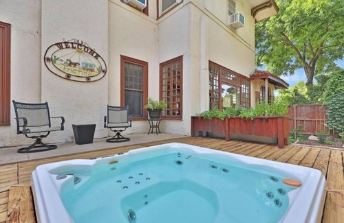 Gainesville Bed & Breakfast | Premier King Suite with Hot Tub, Pool & Top Guest Ratings