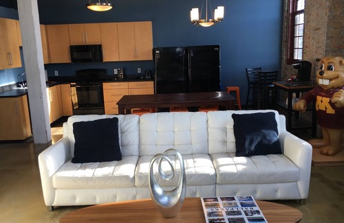 Dinkytown Apartment | Spacious Loft Near U of M Dinkytown - Rated 10/10!