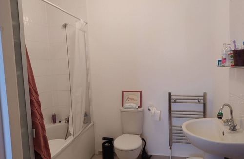 Markhouse Apartment | Bright 1-Bed Flat in East London with Family-Friendly Amenities