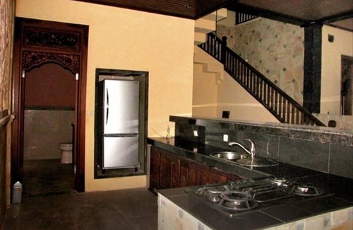 Ubud Villa | Elegant Estate with Pool, Spa & Walk to Ubud - Rated 9.8