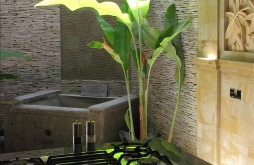 Ubud Villa | Elegant Estate with Pool, Spa & Walk to Ubud - Rated 9.8