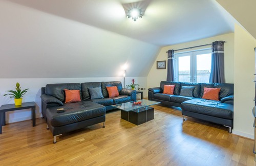 St Ives Apartment | Modern Penthouse with King Bed and Breakfast Included