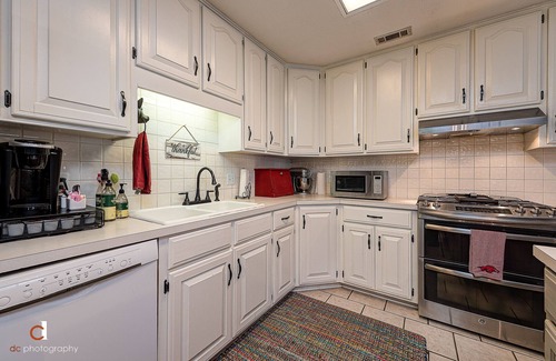 Fayetteville House | Spacious 5-Bedroom Home Near U of A with Great Amenities