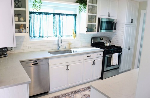 Tarrytown House | Huge pool, massage chair, ping pong, outdoor kitchen, fire pit, new cozy beds,