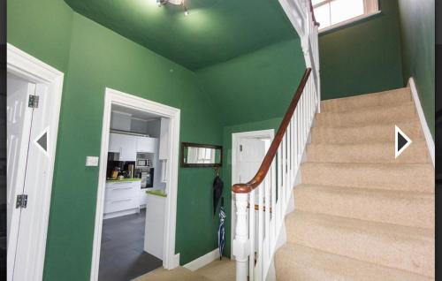 Royal Tunbridge Wells Apartment | Central 2 Bed Stay - Ideal for Families with Top Ratings