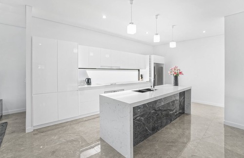 Trinity Beach Apartment | Spacious Beachfront Unit with Spa and Hot Tub - Rated 9.8