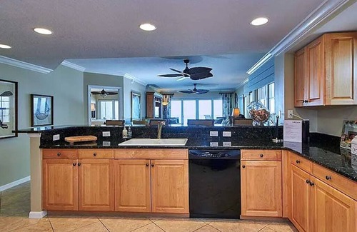 Redington Shores Condo | Beachside Corner Condo with Ocean Views & Pet-Friendly Perks