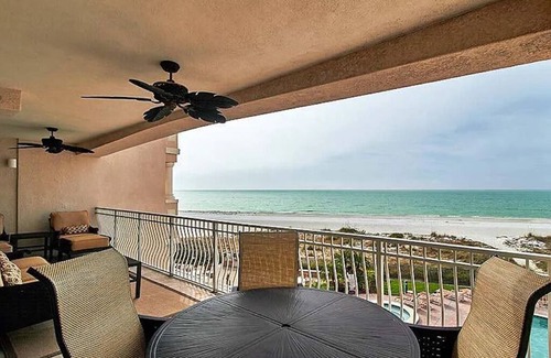 Redington Shores Condo | Beachside Corner Condo with Ocean Views & Pet-Friendly Perks