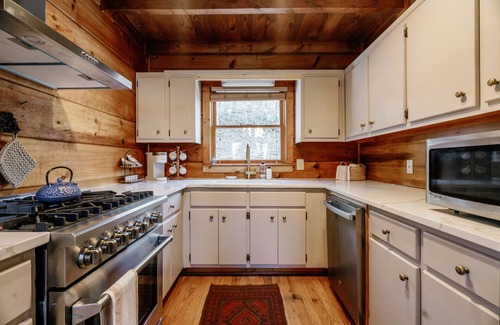 Cherry Log Cabin | Unforgettable Views, Spa Bathrooms & Hot Tub Just Minutes Away