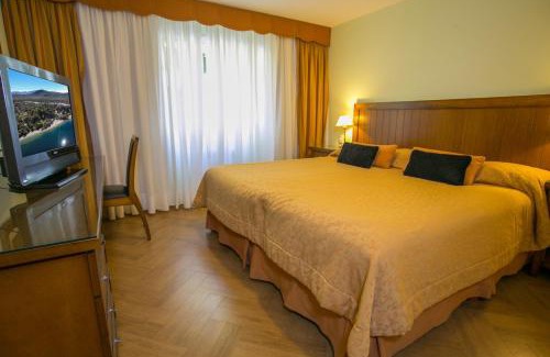 San Carlos de Bariloche Cabin | Experience Huinid Bustillo Cabañas: Pet-Friendly Retreat