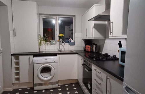 Luton House | Cozy Huku Kwetu - Fieldfare Green with Kitchen & Breakfast