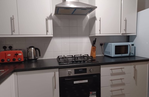 Luton House | Cozy Huku Kwetu - Fieldfare Green with Kitchen & Breakfast