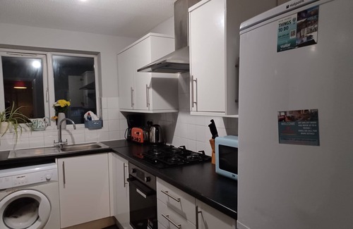 Luton House | Cozy Huku Kwetu - Fieldfare Green with Kitchen & Breakfast
