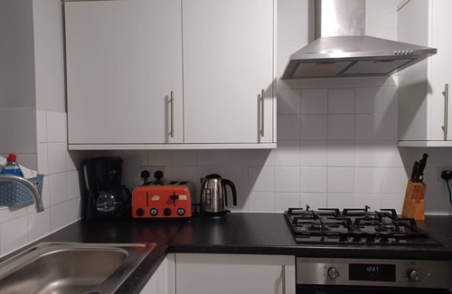 Luton House | Cozy Huku Kwetu - Fieldfare Green with Kitchen & Breakfast