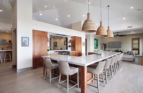 Omao House | Hula House: Oceanfront Villa with Pool & Spa Amenities