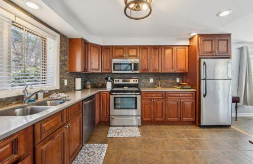 North Creek House | Hullabaloo 23E - Upgrade End Unit with Mountain Views