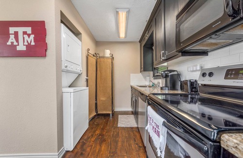 West Park Cottage | Convenient Hullabaloo Hut Near TAMU Campus for Families