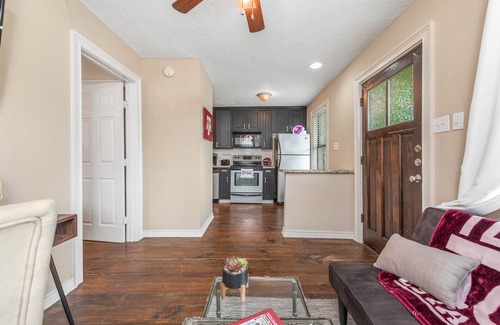 West Park Cottage | Convenient Hullabaloo Hut Near TAMU Campus for Families