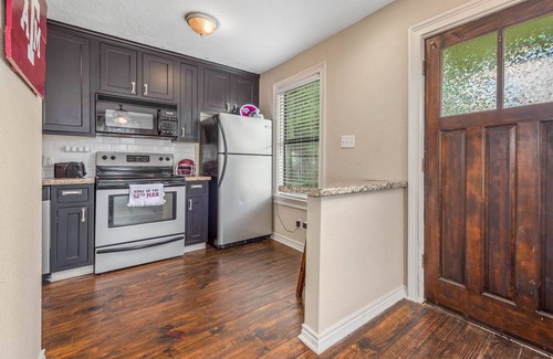 West Park Cottage | Convenient Hullabaloo Hut Near TAMU Campus for Families