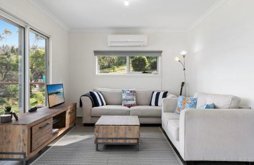 Separation Creek House | Inviting Hulls Haven: Enjoy Pet-Friendly Family Stays