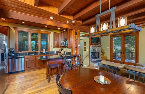 Nebo Cabin | Hully Gully Cabin: Hot Tub, Lake Views & Pet-Friendly Retreat