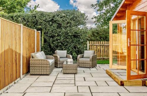 Saxmundham Apartment | Discover Hulver Lodge: Pet-Friendly Retreat in Suffolk