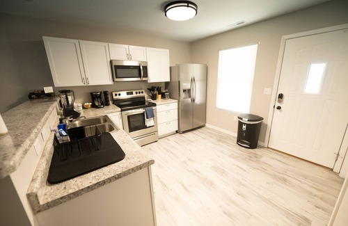 Emporia House | Cozy Retreat - Steps from Peter Pan Park with Spa & Breakfast