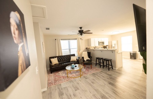 Emporia House | Cozy Retreat - Steps from Peter Pan Park with Spa & Breakfast