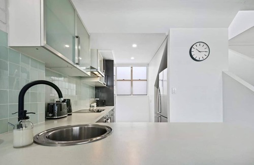 Airlie Beach House | Guest Rated: 9.8 - Cozy Townhouse Steps from Main Street