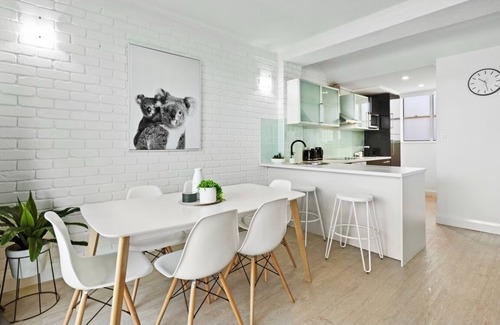 Airlie Beach House | Guest Rated: 9.8 - Cozy Townhouse Steps from Main Street