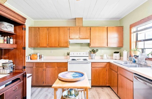 Cullman Cottage | Discover Humble Bee Cottage: Top Rated with Family Amenities