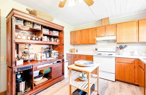 Cullman Cottage | Discover Humble Bee Cottage: Top Rated with Family Amenities