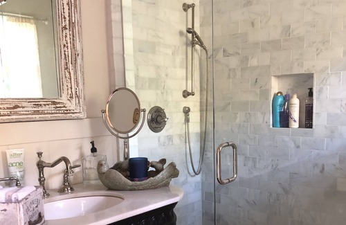 Coast Village House | Hummingbird Cottage Montecito: Ocean View and Spa Retreat