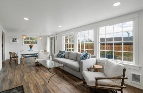 Manzanita House | Hummingbird Cottage: Family-Friendly with Breakfast & Pets