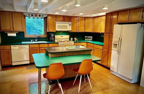 Galeton Cottage | Charming Hummingbird Hideaway: Family-Friendly Getaway