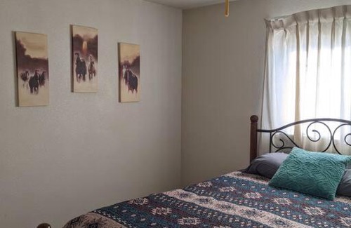 Dunlap House | Welcoming Hummingbird Hill: Pet & Child Friendly Retreat