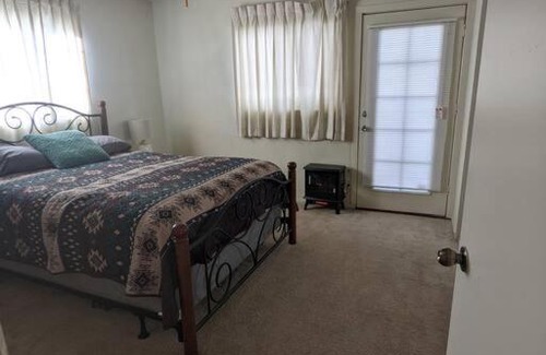 Dunlap House | Welcoming Hummingbird Hill: Pet & Child Friendly Retreat