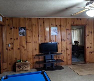 Dunlap House | Welcoming Hummingbird Hill: Pet & Child Friendly Retreat
