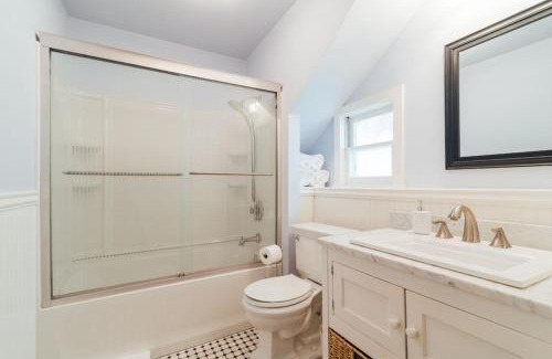 Pine Hill Ski Chalet | Hummingbird House: 4-Star Family & Pet Friendly Retreat