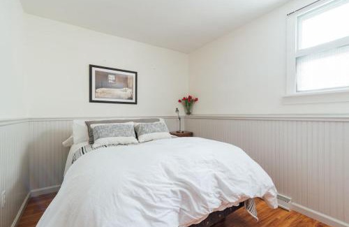 Pine Hill Ski Chalet | Hummingbird House: 4-Star Family & Pet Friendly Retreat