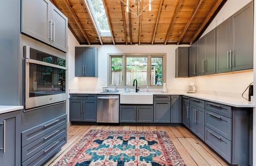Fairmont House | Hummingbird House! Cozy 2-bedroom rustic house near the University of Oregon!